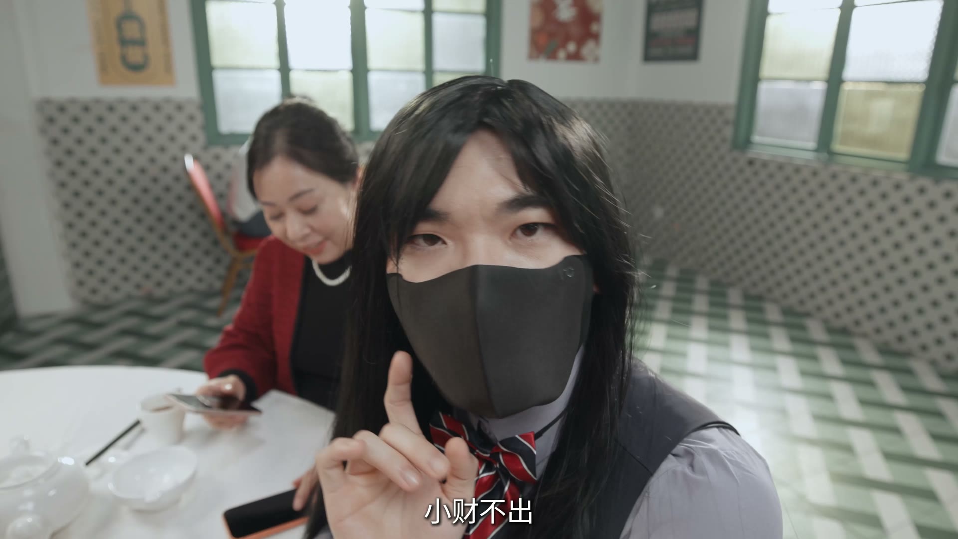 伪装成餐厅服务人员的人物看向镜头