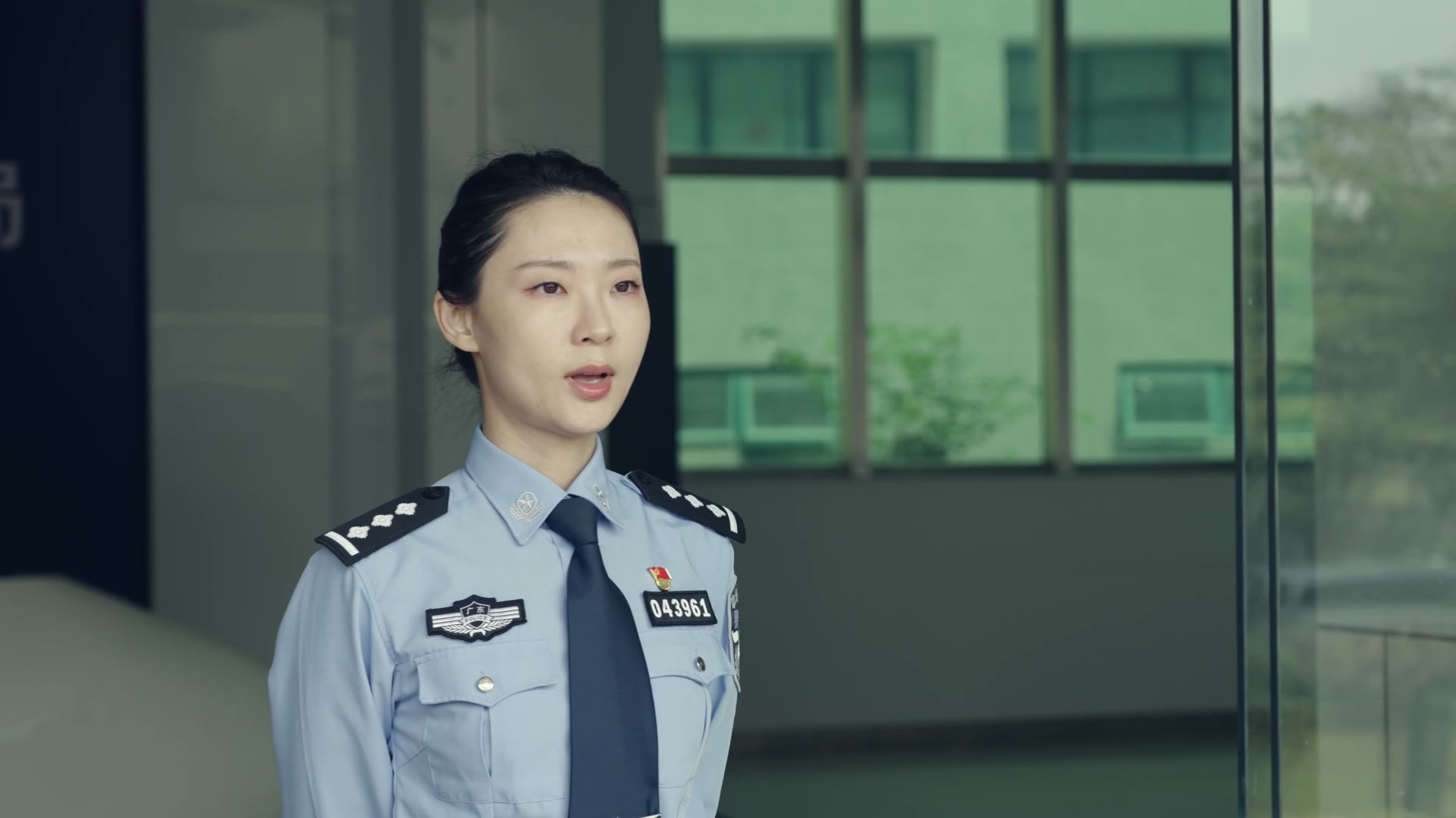 警务人物面对镜头进行反诈提醒