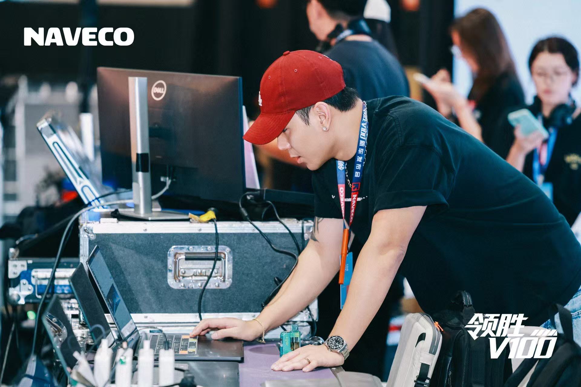 Eric 在领胜 V100 发布会后台工作