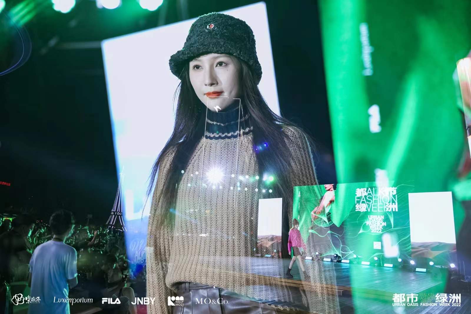 都市绿洲女模特双重曝光画面