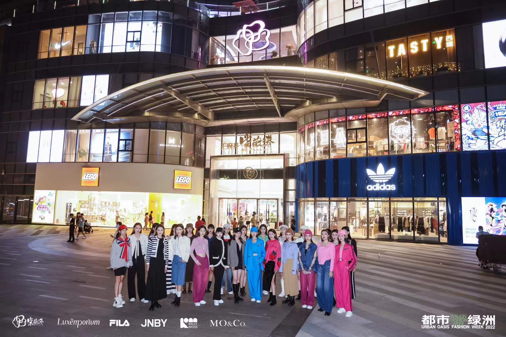都市绿洲模特在王府井紫薇港外广场列队