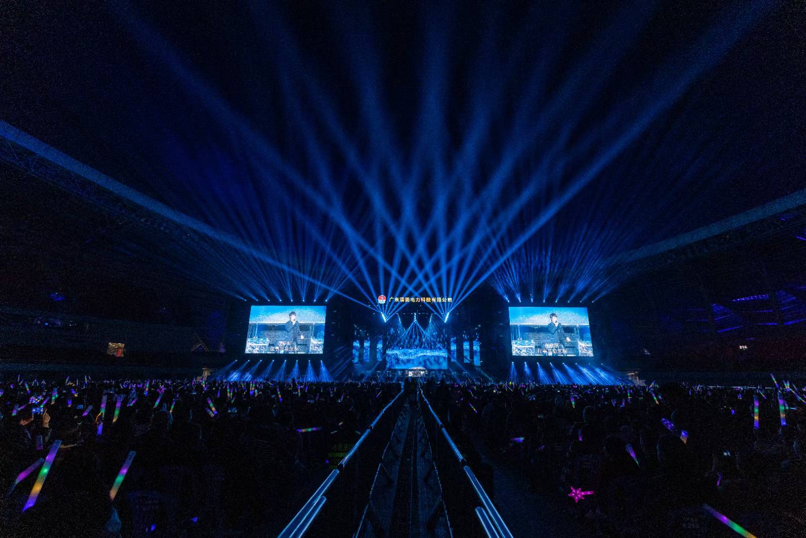 清能之夜体育场蓝色灯光全景